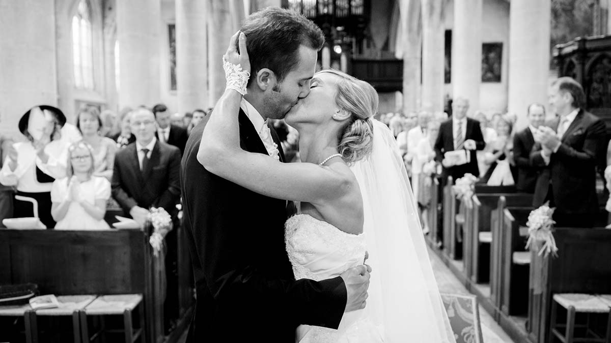 cérémonie religieuse vous pouvez embrasser la mariée - mariage en Normandie